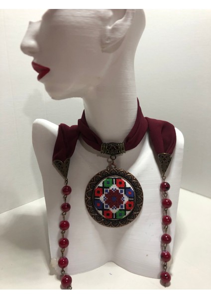 Kanaviçe Işlemeli Fular Kolye