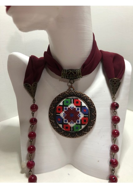 Kanaviçe Işlemeli Fular Kolye fiyatları