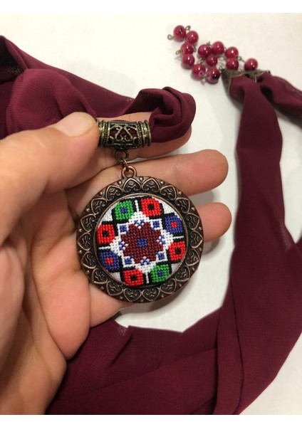 Kanaviçe Işlemeli Fular Kolye fırsatları