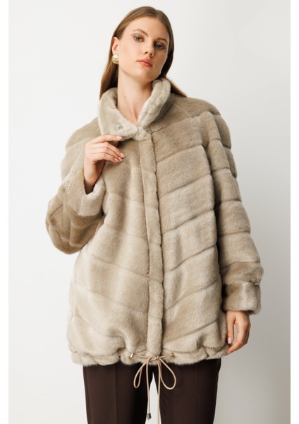 Kadın Büyük Beden Metal Aksesuarlı Peluş Kaban 6305 Vizon