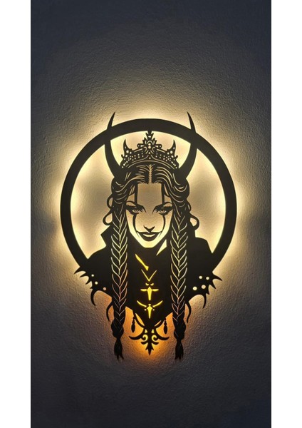 Gotik Kraliçe Ahşap LED Işıklı Tablo – El Yapımı Lazer Kesim Dekoratif Hediye Lamba