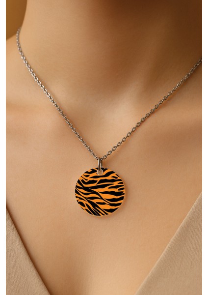 Şeffaf Sert Akrilik Kolye Ucu ve Üzeri Zincirli Desenli Kolye Turuncu Siyah