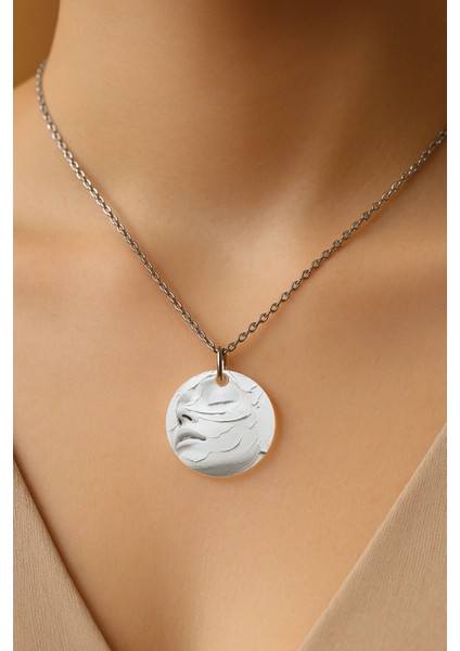 Şeffaf Sert Akrilik Kolye Ucu ve Üzeri Zincirli Desenli Kolye Boyama Kadın