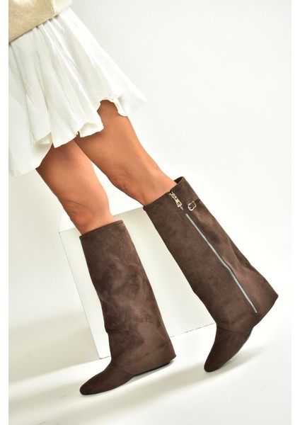 V380526402 Kahverengi Süet Düz Taban Fermuar Detaylı Kadın Çizme