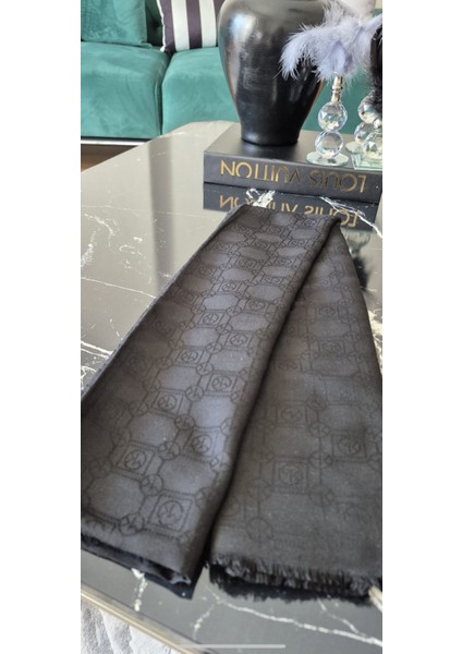 Hem Şık Hem Günlük Kullanıma Uygun Kayma Yapmaz Jakarlı Şal