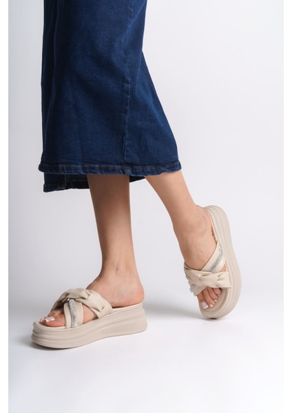 Clara Düz Topuklu Kurdele Desenli Taşlı Kalın ve Ortopedik Taban Kadın Terlik Ckt - Krem fiyatları