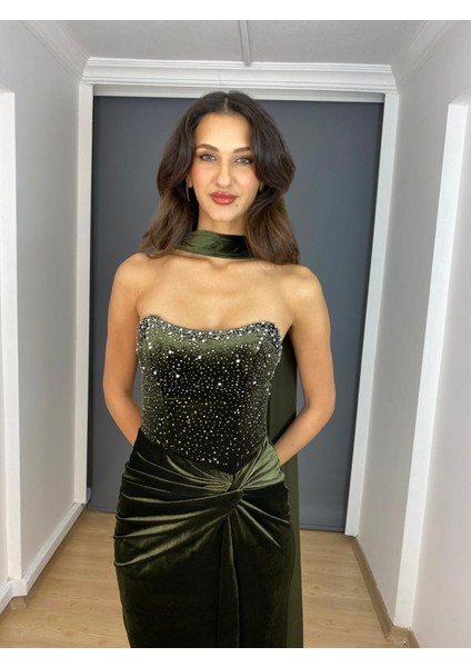 Haki Kadife Straplez Likralı Üst Inci Taş Detaylı Yırtmaçlı Uzun Abiye Elbise indirimleri