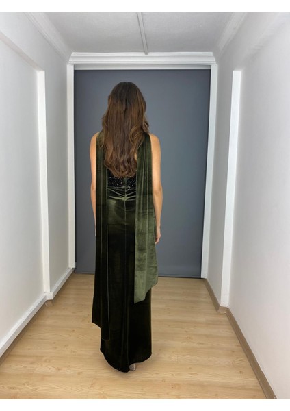 Haki Kadife Straplez Likralı Üst Inci Taş Detaylı Yırtmaçlı Uzun Abiye Elbise