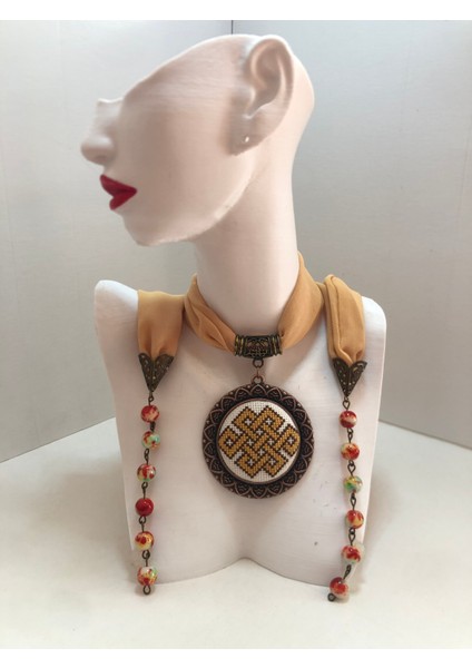 Kanaviçe Işlemeli Fular Kolye