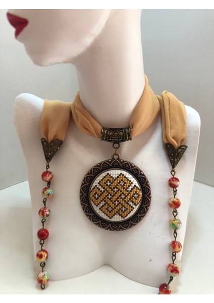 Kanaviçe Işlemeli Fular Kolye fiyatları