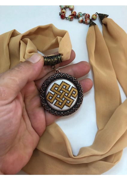 Kanaviçe Işlemeli Fular Kolye fırsatları