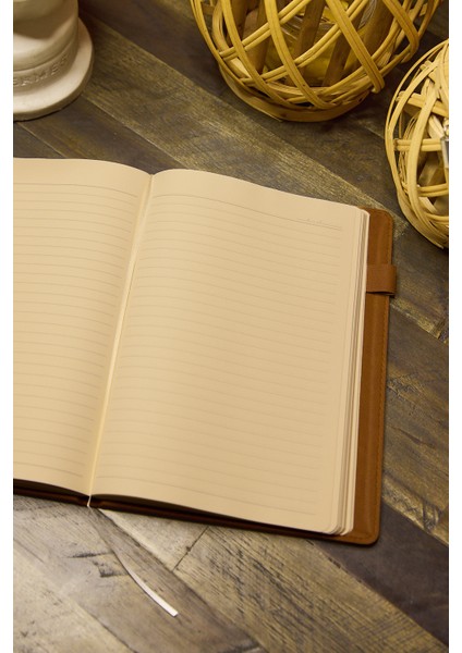 Kişiye Özel Kahverengi Kalem Tutuculu Vegan Deri Düz 276 Sayfa Çizgili Not Defteri fiyatları