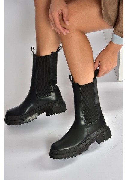 V652549009 Siyah Kalın Tabanlı Lastik Detaylı Kadın Bot