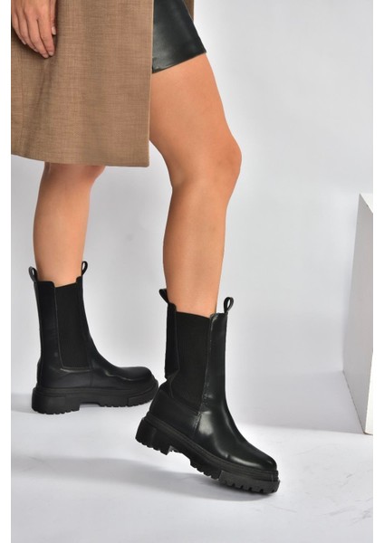 V652549009 Siyah Kalın Tabanlı Lastik Detaylı Kadın Bot fiyatları