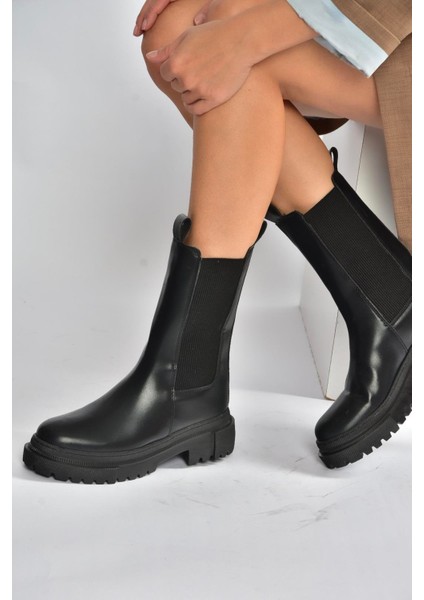 V652549009 Siyah Kalın Tabanlı Lastik Detaylı Kadın Bot modelleri