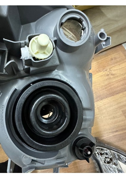 Toyota Yaris Ön Sağ Sol Far Lambası Elektırıklı Tip 2003-2005 modelleri