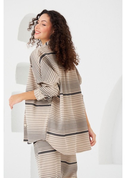 Yatay Çizgi Desenli Oversize Kesim Gömlek