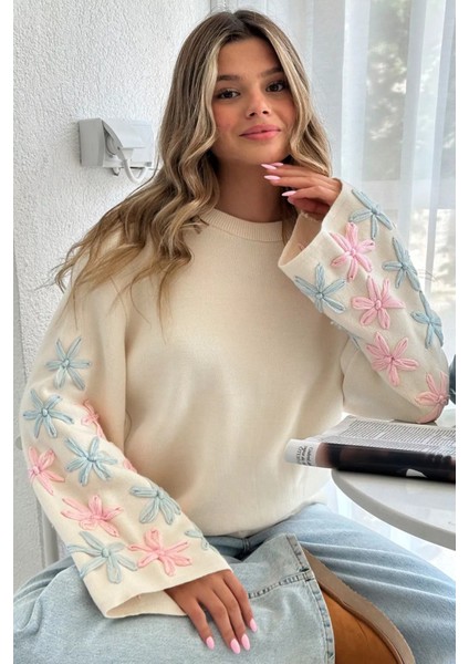 Kadın Bisiklet Yaka Kollar Çiçek Nakışlı Salaş Triko Kazak P-00019005