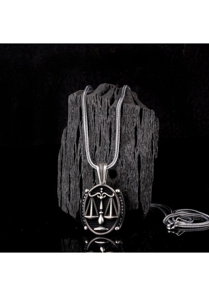 925 Ayar Gümüş Mikro Taşlı Adalet Motifli Yüzük