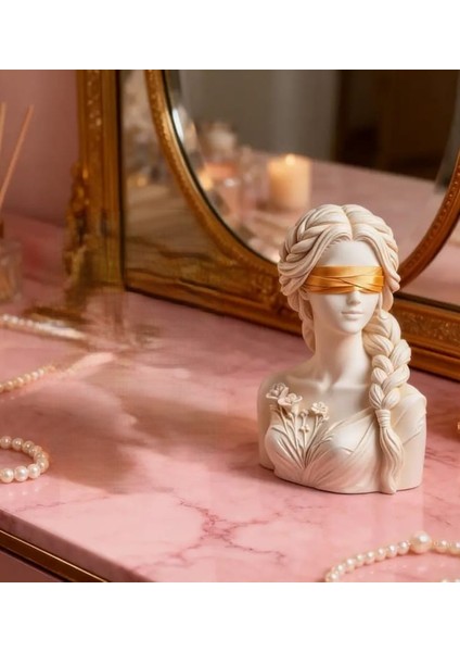 Gold Detaylı Gözü Bağlı Kız Dekoratif Mum