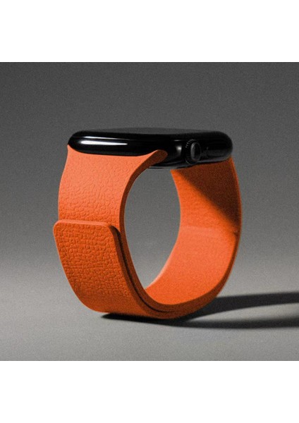 Apple Watch Series 11/10(42MM)/9/8/7/SE3/SE2/SE Uyumlu 38/40/41MM Deri Görünümlü Yumuşak Dokulu Manyetik Mıknatıslı Kordon