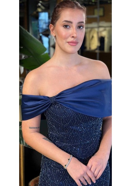 Lacivert Madonna Yaka Yırtmaçlı Düz Kesim Pullu Boncuklu Uzun Abiye Elbise 11029-01 modelleri