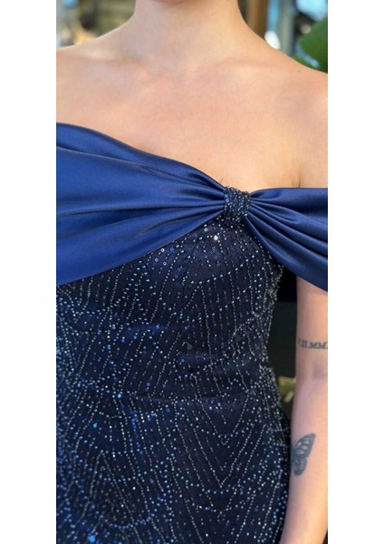 Lacivert Madonna Yaka Yırtmaçlı Düz Kesim Pullu Boncuklu Uzun Abiye Elbise 11029-01 fırsatları