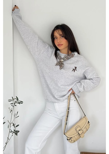 Kadın Dekoratif Yakalı Likralı Sweatshirt – Konforlu & Karakterli Stil
