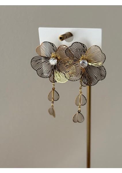 Çiçek Model Ince Plaka Taş ve Kalp Detay Sallantılı Gold Çelik Küpe