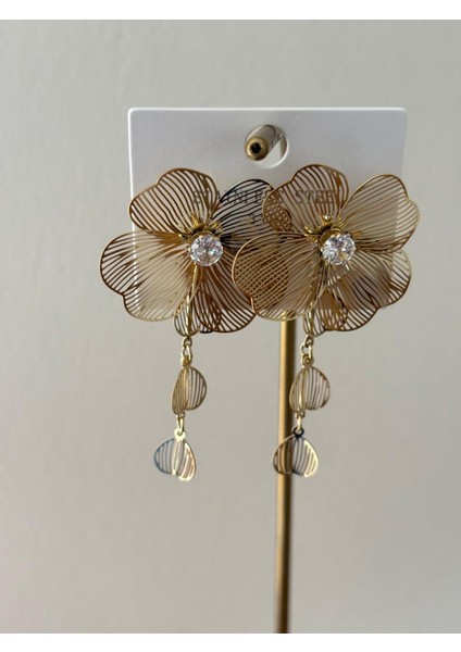 Çiçek Model Ince Plaka Taş ve Kalp Detay Sallantılı Gold Çelik Küpe modelleri