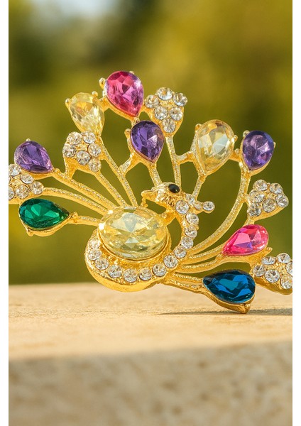 Göksunun Izi Altın Tonlu Renkli Taşlı Tavus Kuşu Şeklinde Işıltılı Zarif Broş Aksesuar