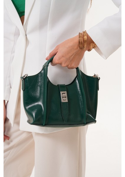 Ekstralı Önü Kilit Detaylı ve Fermuarlı Kadın Omuz Çantası