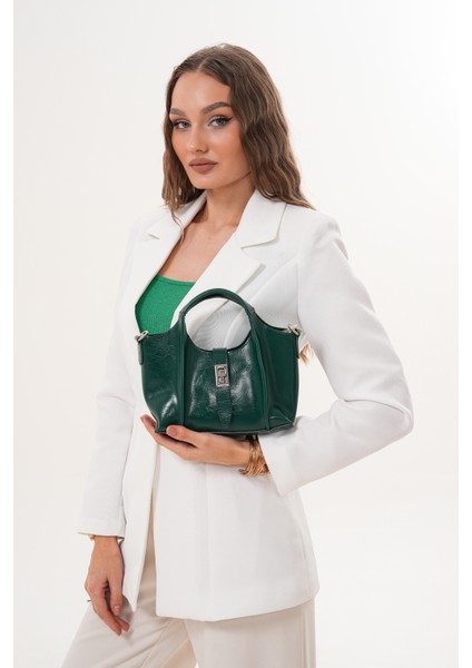 Ekstralı Önü Kilit Detaylı ve Fermuarlı Kadın Omuz Çantası