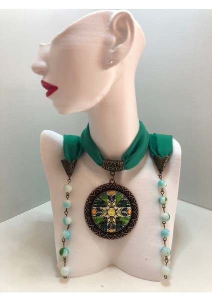 Kanaviçe Işlemeli Fular Kolye