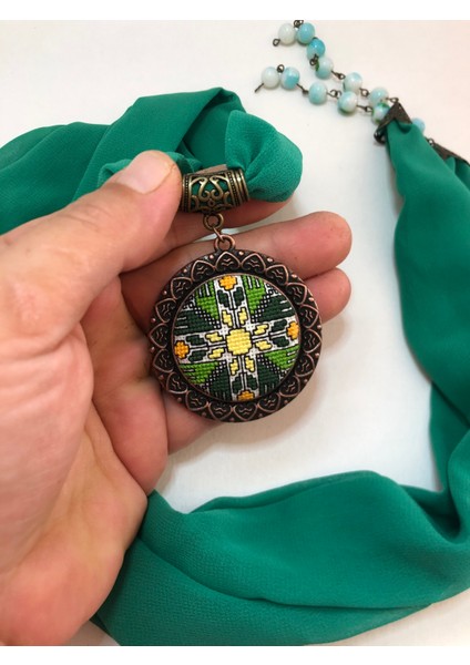 Kanaviçe Işlemeli Fular Kolye fırsatları