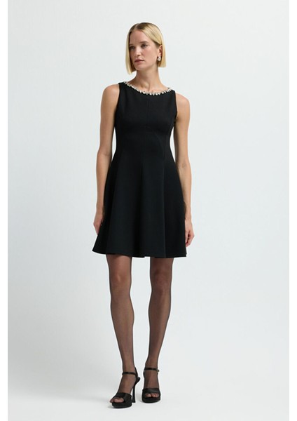 Yakası Taşlı Elbise Siyah 12444971001