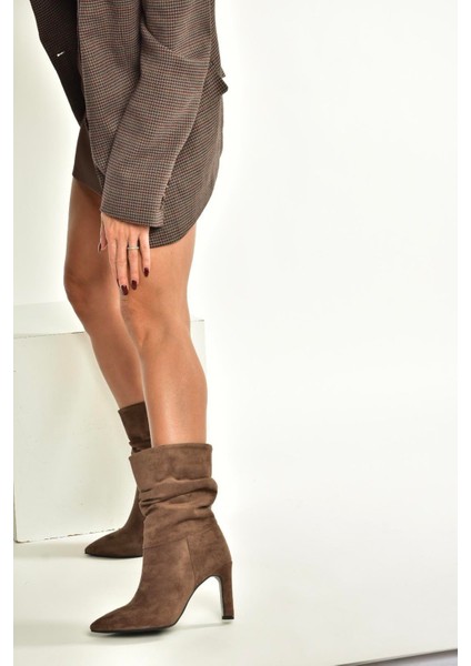 R404020302 Toprak Kahve Süet Ince Topuklu Büzgülü Kadın Bot