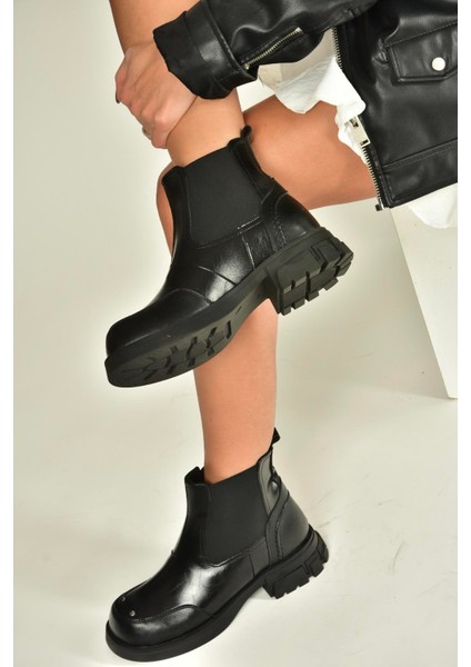 V312402609 Siyah Kalın Tabanlı Lastik Detaylı Kadın Bot