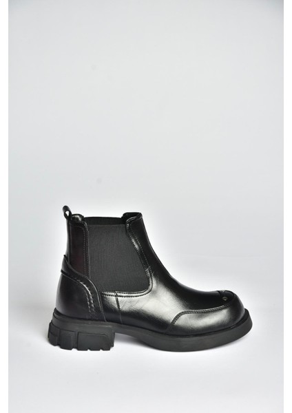 V312402609 Siyah Kalın Tabanlı Lastik Detaylı Kadın Bot indirimleri