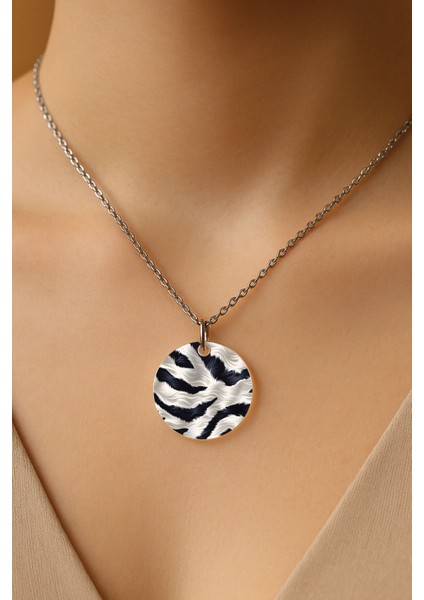 Şeffaf Sert Akrilik Kolye Ucu ve Üzeri Zincirli Desenli Kolye Zebra