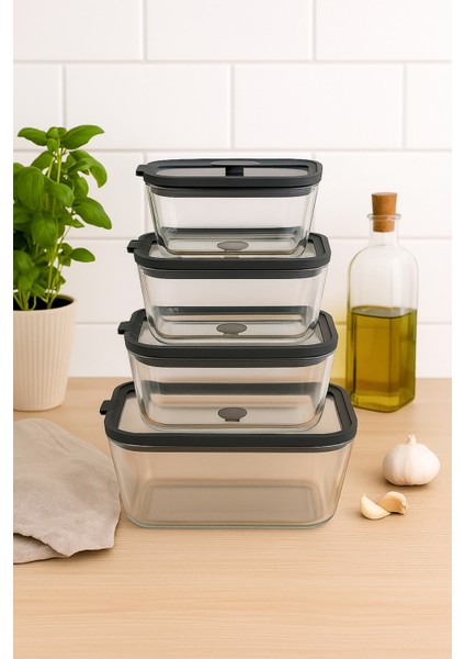 4’lü Cam Saklama Kabı Seti; 470 Ml, 800 Ml, 1380 ml ve 2600 ml Kapasiteleriyle Mutfakta Hijyenik Gıda Muhafazası Sağlar. Borosilikat Cam ve Vakumlu Silikon Kapaklar