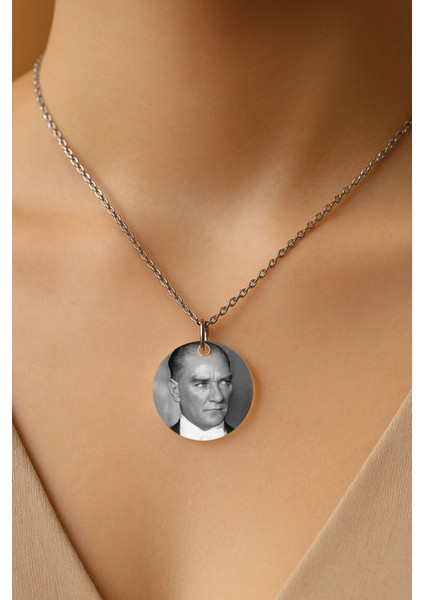 Şeffaf Sert Akrilik Kolye Ucu ve Üzeri Zincirli Desenli Kolye Atatürk Bakış