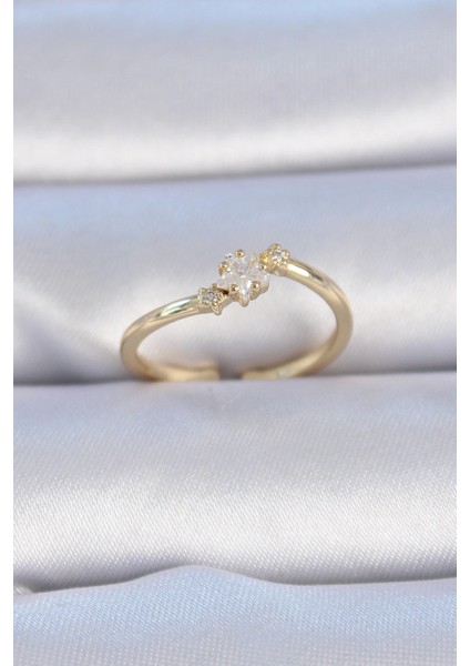 Bfs Pirinç Gold Renk Beyaz Çiçek Model Zirkon Taş Detay Kadın Yüzük