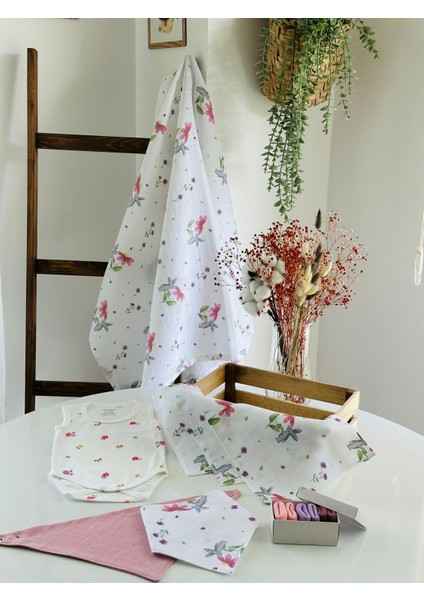 Ftbabycollection Müslin & Bambu Yenidoğan Hediye Seti (Battaniye, Mendil, Önlük, Zıbın, Çorap)