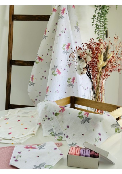 Ftbabycollection Müslin & Bambu Yenidoğan Hediye Seti (Battaniye, Mendil, Önlük, Zıbın, Çorap) fiyatları