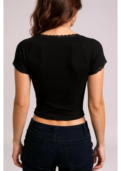 Kadın Siyah Göğsü ve Kolları Dantelli Fiyonklu Kısa Kol Crop Top Bluz – Şık, Rahat ve Kolay Kombinlenebilir modelleri