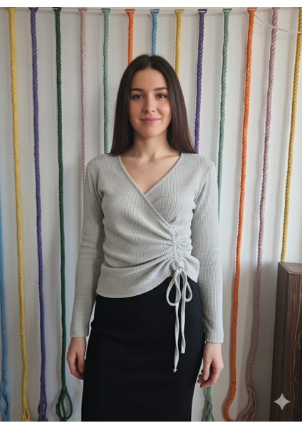 1587 Kruvaze Bağcık Detaylı Yumoş Triko Bluz fiyatları