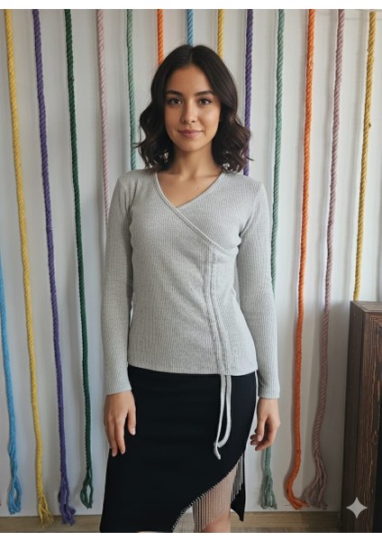 1587 Kruvaze Bağcık Detaylı Yumoş Triko Bluz modelleri