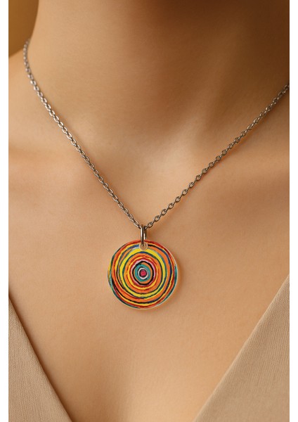 Şeffaf Sert Akrilik Kolye Ucu ve Üzeri Zincirli Desenli Kolye Girdap