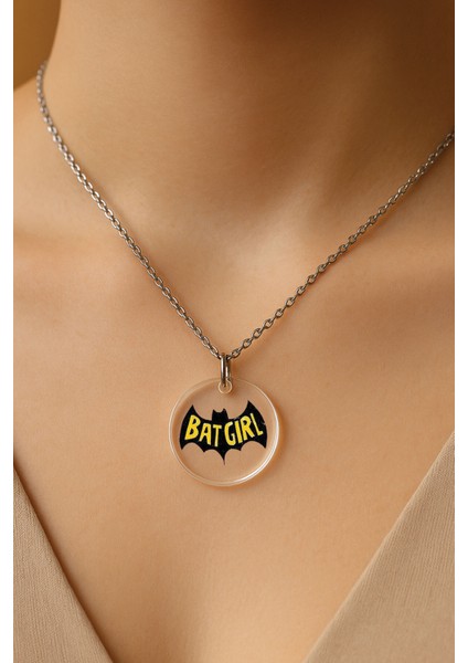 Şeffaf Sert Akrilik Kolye Ucu ve Üzeri Zincirli Desenli Kolye Batgirl